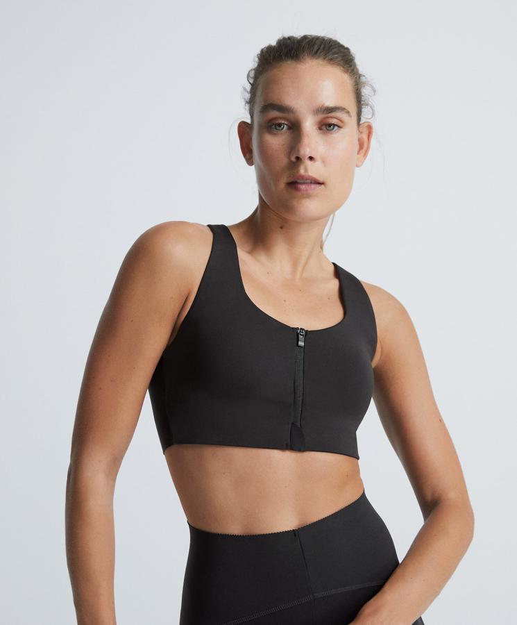 En color negro, este sujetador deportivo de alta sujeción con detalle de tiras ajustable en la espalda cuenta con cremallera central con cierre de seguridad y tiene un precio de 29,99 euros.