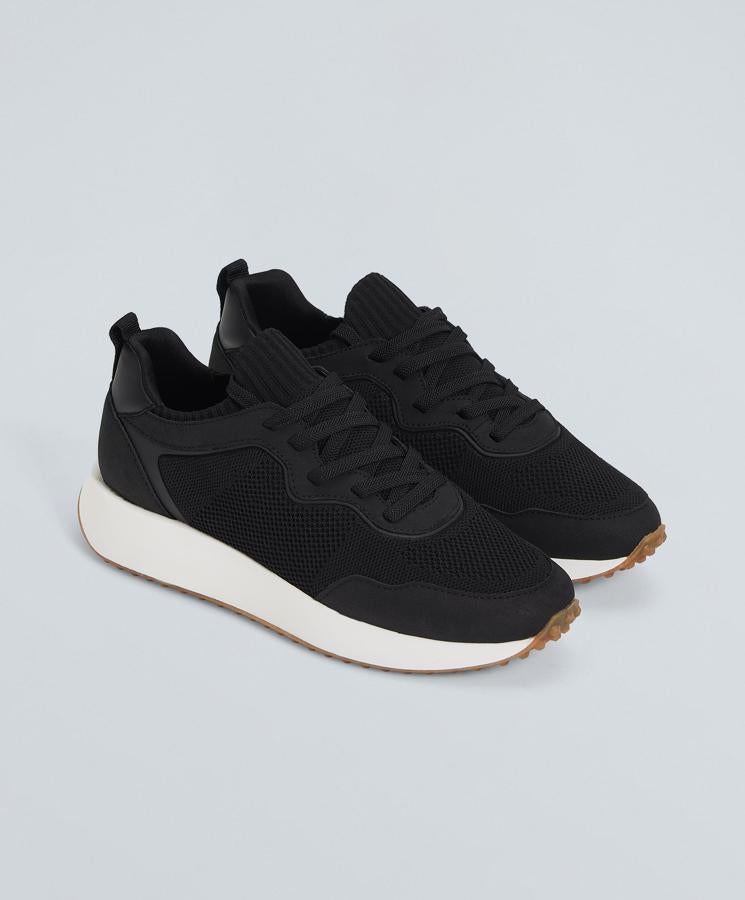 Disponible en negro o en crudo, estas zapatillas de deporte con construcción tipo calcetín tienen un precio de 35,99 euros.