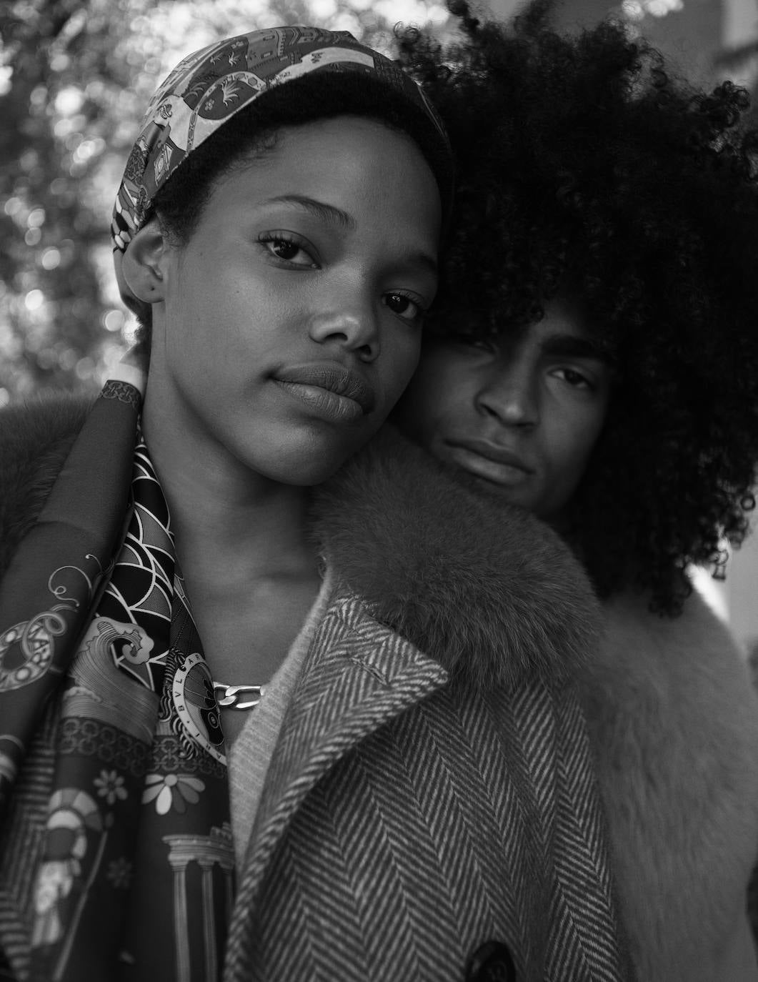 Ella lleva abrigo con pelo, de Cyrana; chaleco de punto, de Lebor Gabala; pañuelo en la cabeza, de Bvlgari; y collar de Zara. La bufanda de pelo de él es de Cyrana.