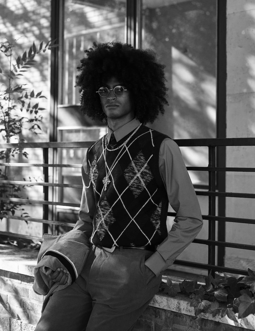 Chaleco de Dsquared2; camisa y americana, ambos de Sandro; corbata de Hugo Boss y pantalón de Pedro del Hierro