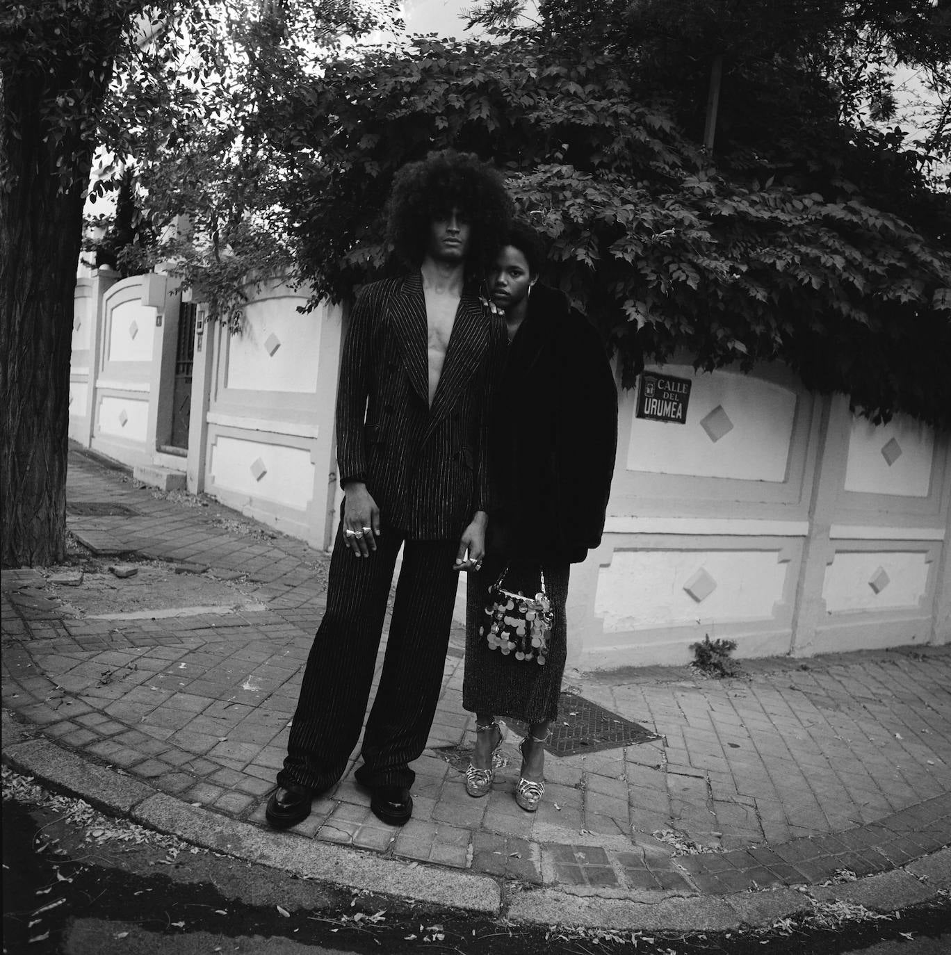 Ella lleva abrigo de pelo, de Guess; vestido de Antik Batik; pendientes de aro, de Zara; bolso de Paco Rabanne y sandalias de Aquazzura. Él va con traje de chaqueta, de Carlota Barrera; botines de The Kooples y anillos de Thomas Sabo.