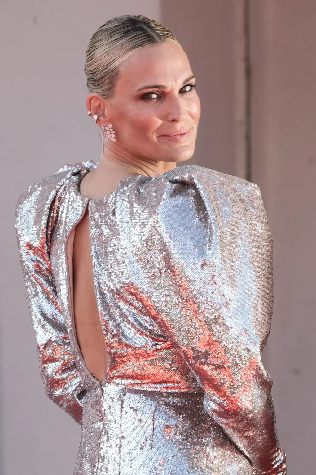 Al igual que en la primera noche, Molly Sims también apostó por un look futurista. Con un moño bajo y muy bien recogido, destacó su mirada con una sombra de ojos oscura y el resto del maquillaje natural basado en tonos más fríos. Al llevar un vestido de lentejuelas plateadas tiene que usar un maquillaje discreto.