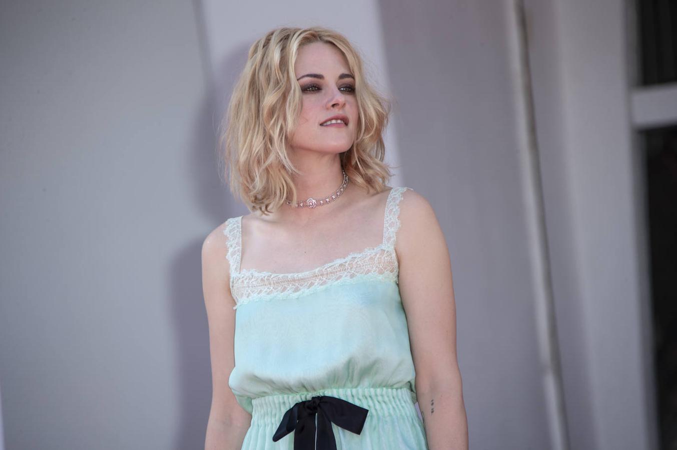 Kristen Stewart ha apostado por un nuevo color de pelo. La actriz ha lucido una melena corta con ondas de un tono pelirrojo a medio camino entre el rubio y el anaranjado. El resultado es verdaderamente favorecedor para una piel tan clara como la suya. 