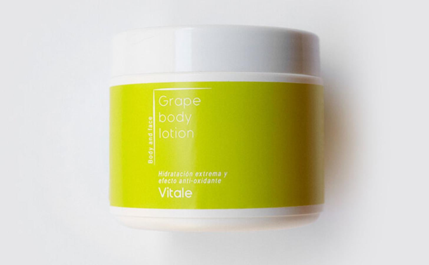 Crema muy nutritiva e hidratante con un alto contenido de aceite de semilla de uva. Rica en omega 6 y vitaminas C y E de efecto anti-oxidante. Ideal para uso facial y corporal. Lo puedes encontrar en la web de Vitale Cosmetica por 15 euros.