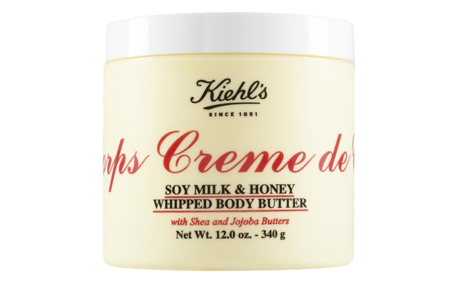 La crema hidratante Whipped Body Butter de Kiehl's es un producto de cuidado corporal de la serie Creme de Corps con una textura ligera. La fórmula con escualano, manteca de karité, vitamina E y betacaroteno mima la piel con nutrientes e hidratación durante todo el día. La manteca de karité y el escualano hidratan la piel y la protegen de la resequedad, mientras que la vitamina E con su efecto antioxidante también protege la piel de los radicales libres. La puedes encontraren Parfum Dreams por 36,95 euros.