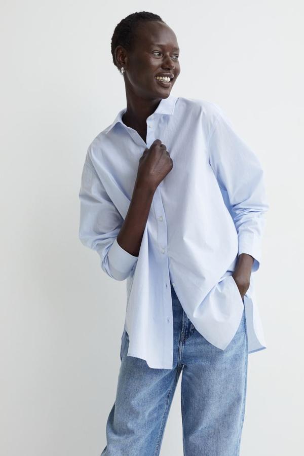 Disponible en rosa, blanco, azul celeste y negro, esta camisa de corte recto en tejido vaporoso de algodón con cuello clásico y cierre de botones frontal es de H&M y viene con diseño de hombros ligeramente caídos y mangas largas con puños sencillos. Tiene el bajo redondeado con aberturas laterales y cuesta 19,99 euros. 