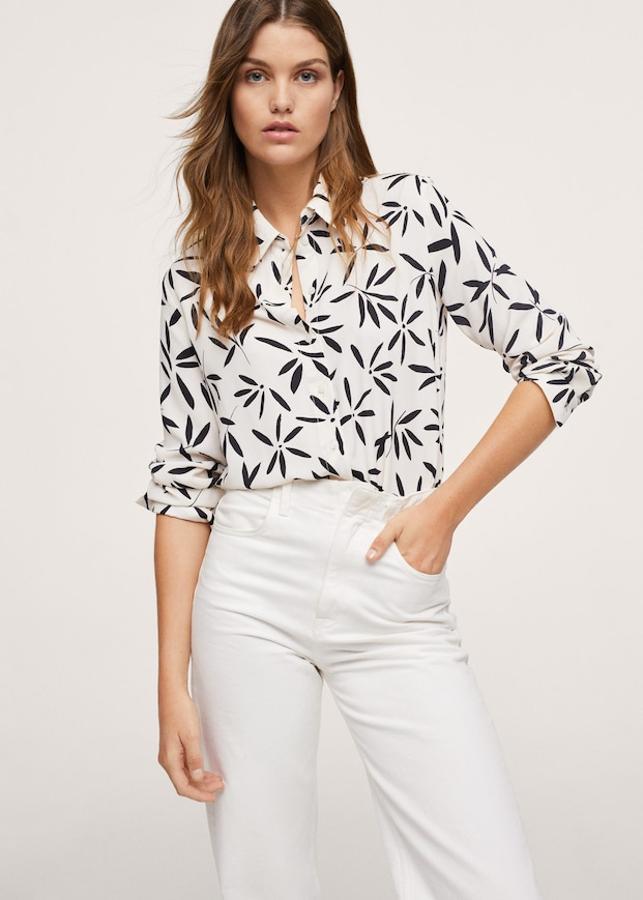 Disponible en dos modelos lisos y cuatro estampados, esta camisa fluida de Mango confeccionada en poliéster reciclado es de diseño recto, con cuello clásico y mangas largas con puños abotonados. 