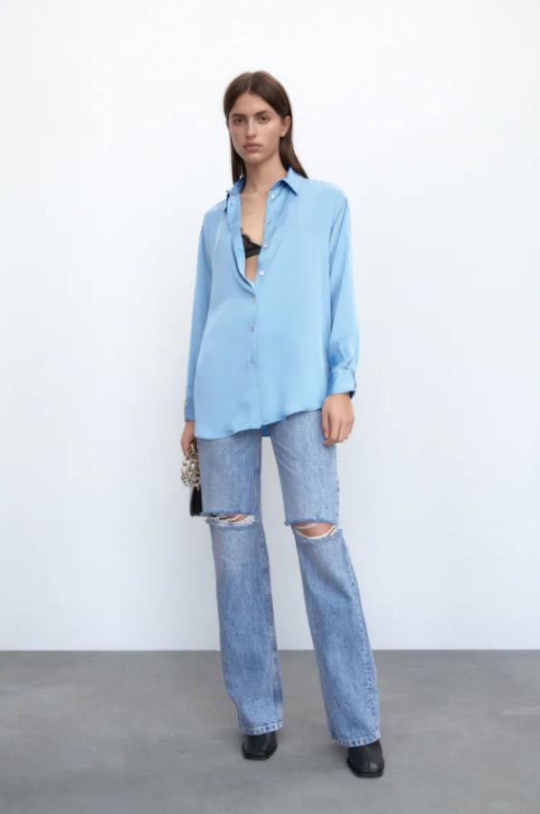 Tejido satinado para esta camisa fluida de Zara disponible en una docena de colores, la mitad de ellos estampados, que viene con cierre frontal de botones y cuello clásico. Cuesta 19,95 euros. 