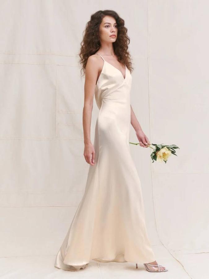 Vestido Sky largo tipo lencero satinado con espalda al aire y escote en v, de Reformation. 725 euros