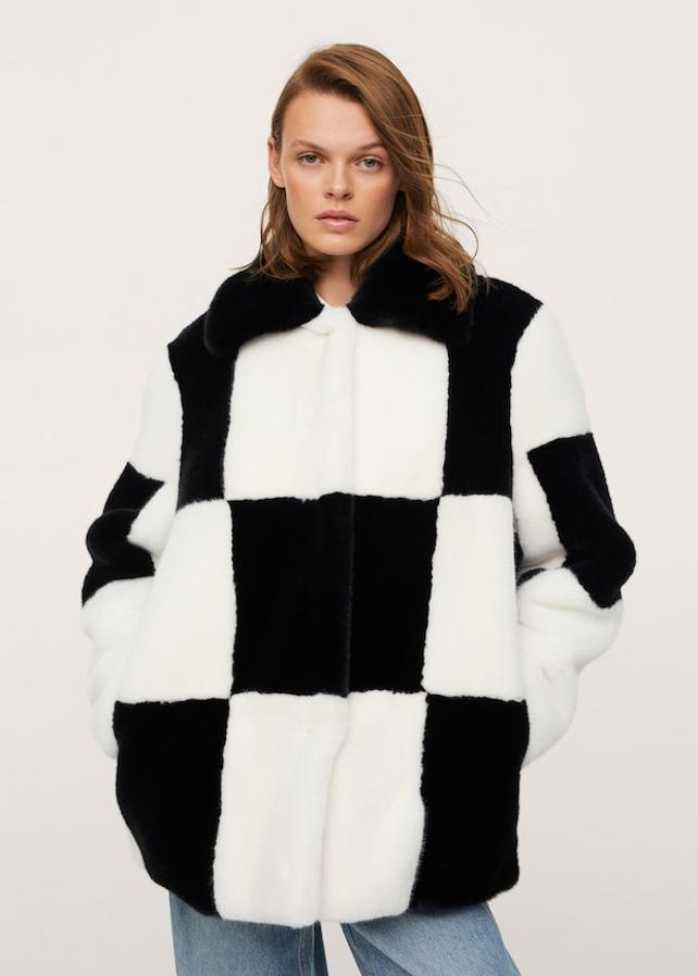 Este abrigo de pelo de diseño recto con cuello clásico y estampado bicolor en negro y blanco viene con cierre de botones a presión, mangas largas y estará disponible entre las tallas XXS y XL por 119,99 euros. 