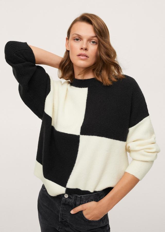 Este jersey de punto con diseño de cuadros maxi en negro y blanco viene con cuello redondo, mangas largas y terminaciones en canalé. Podemos encontrarlo entre las tallas XXS y XXL por 29,99 euros. 