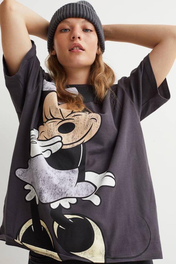 No es una película o una serie concreta, pero no podíamos olvidarnos de un personaje de la talla de Minnie Mouse. Esta camiseta de H&M cuesta 14,99 €.