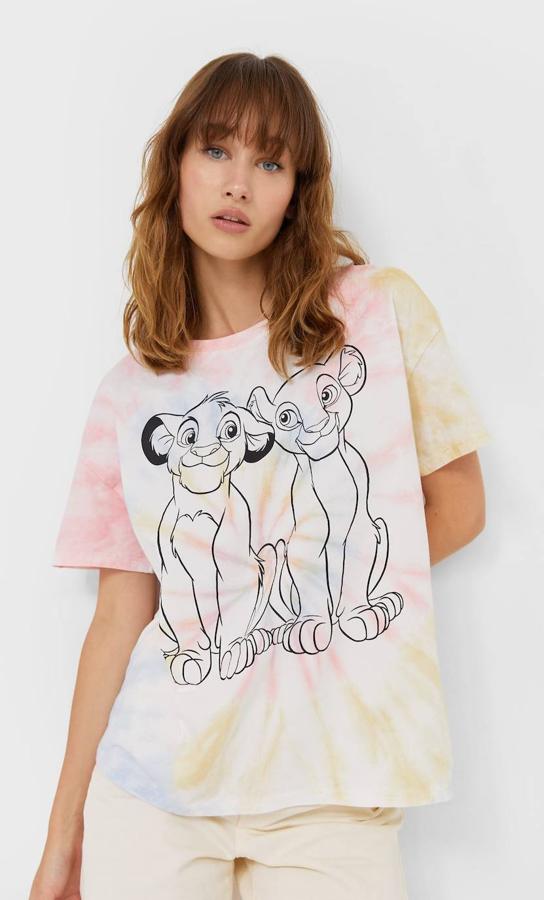 Para las más nostálgicas, Stradivarius nos trae un modelo con un estampado de ‘El rey león’ en la parte frontal. Tiene un precio de 15,99 €.