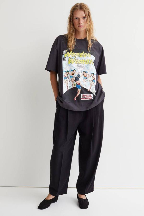 Lo sabemos, ‘Wander Woman’ es un cómic. Pero ha sido llevada al cine y la televisión, por lo que seguro que también te ha conquistado. Este diseño de H&M cuesta 14,99 €.
