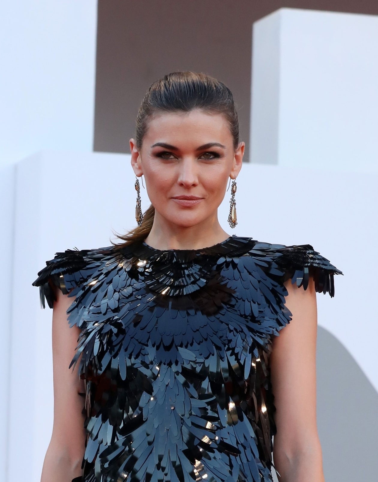 Podemos afirmar que Marta Nieto salvó la noche. La actriz recuperó la magia que puede crear un beauty look con un dos piezas de Alberta Ferretti. Su maquillaje está definido bajo el estilo rock and roll que permite brillar con mayor fuerza. 