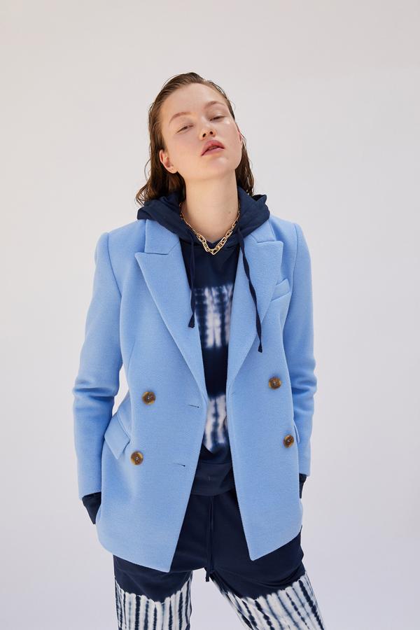 En azul pastel, con hombreras, bolsillo al bies en la pechera y de solapa en los laterales, esta blazer de Sfera con doble botonadura frontal a contraste tiene un precio de 39,99 euros y estará disponible en las tallas S, M y L. 