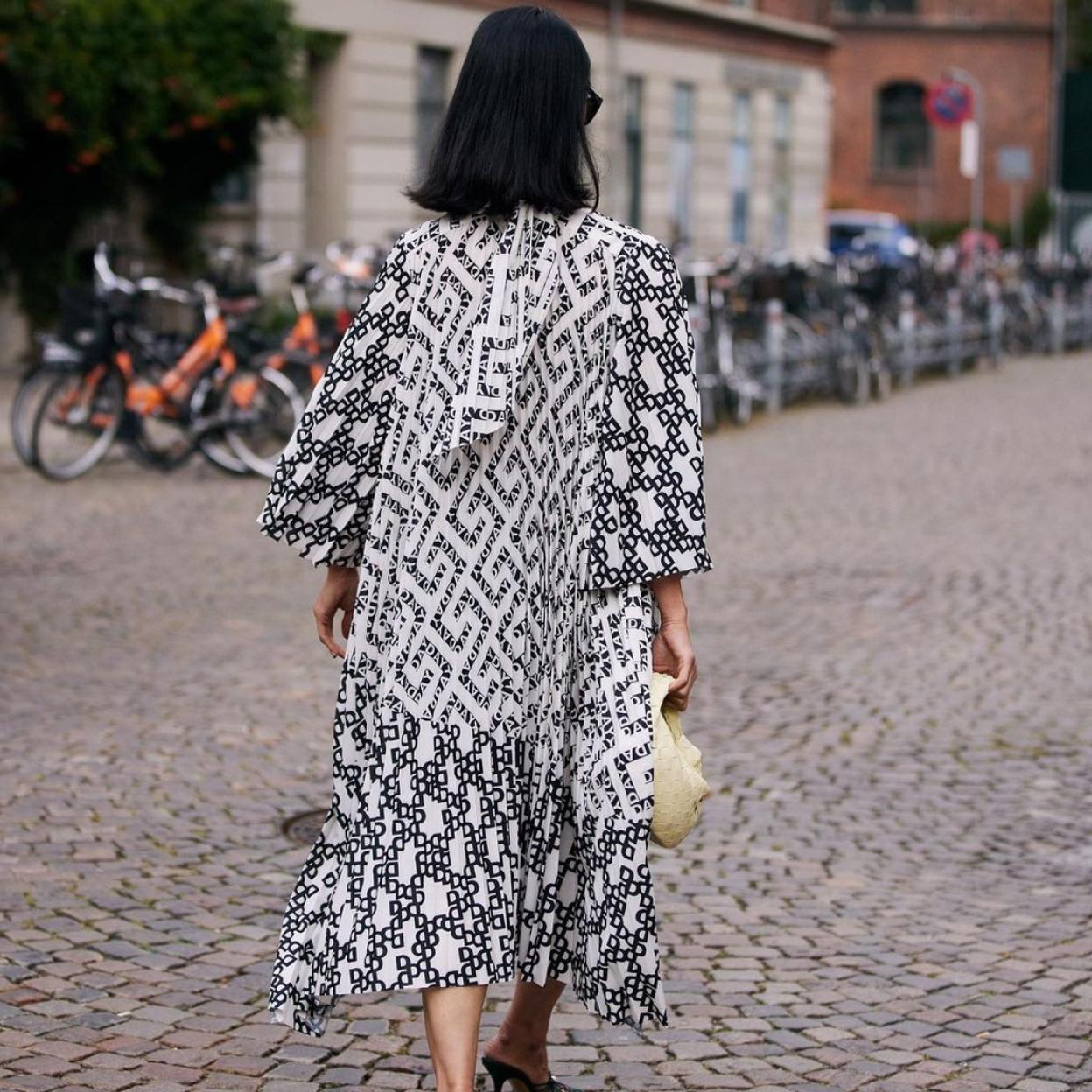 Pincha en la foto para ver los mejores looks para combinar blanco y negro, la mezcla que nunca falla y que esta primavera es más elegante que nunca.