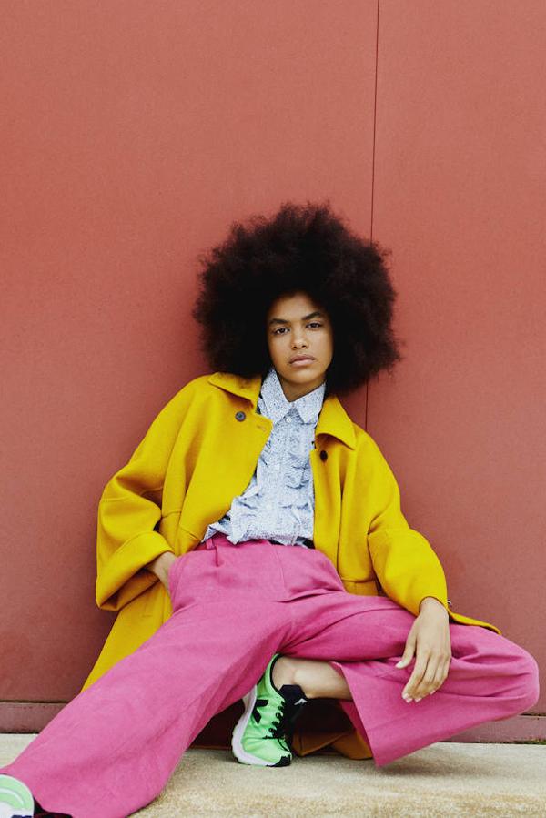 Abrigo de Marina Rinaldi; camisa y pantalón, ambos de Paco Pintón; y zapatillas de Veja.