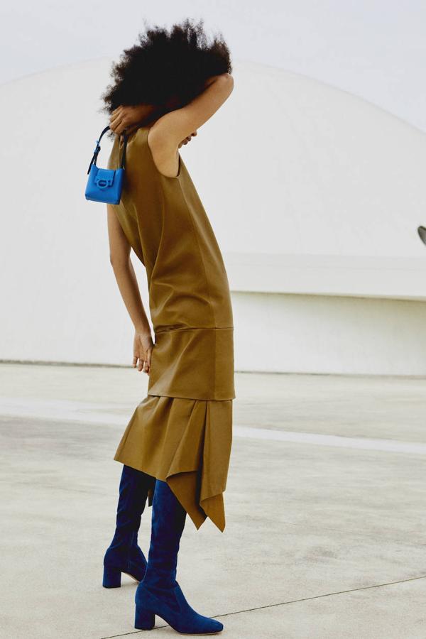 Vestido de Sportmax, bolso de Salvatore Ferragamo y botas de Alberta Ferretti