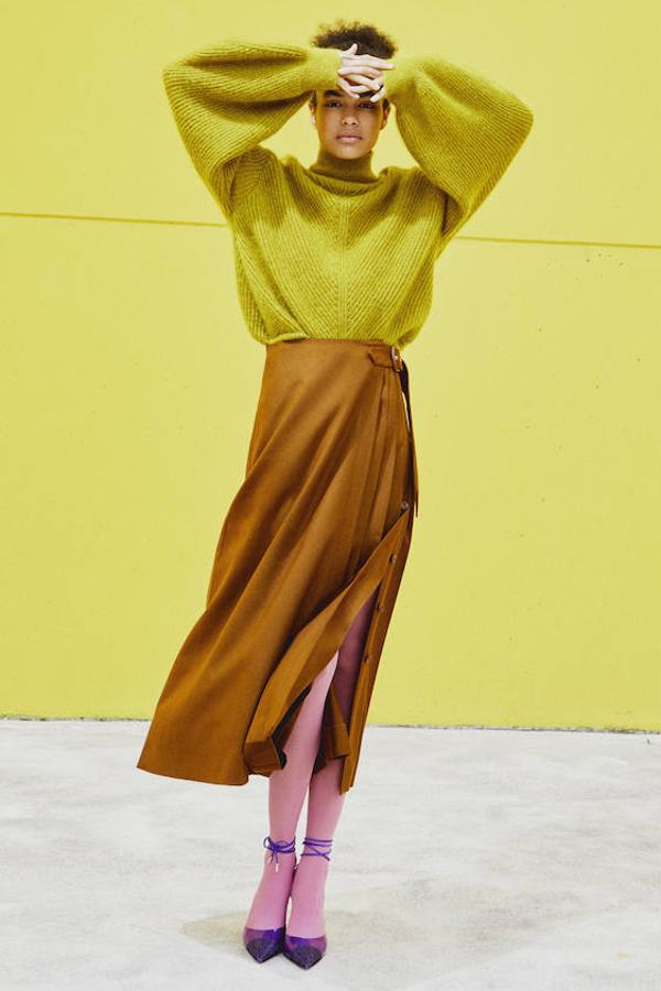 Jersey y falda, ambos de Alberta Ferretti; zapatos de Aquazzura y medias de El Corte Inglés.