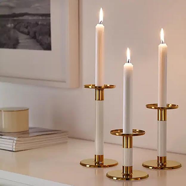 Juego de tres candelabros en blanco y dorado de IKEA (25 euros).
