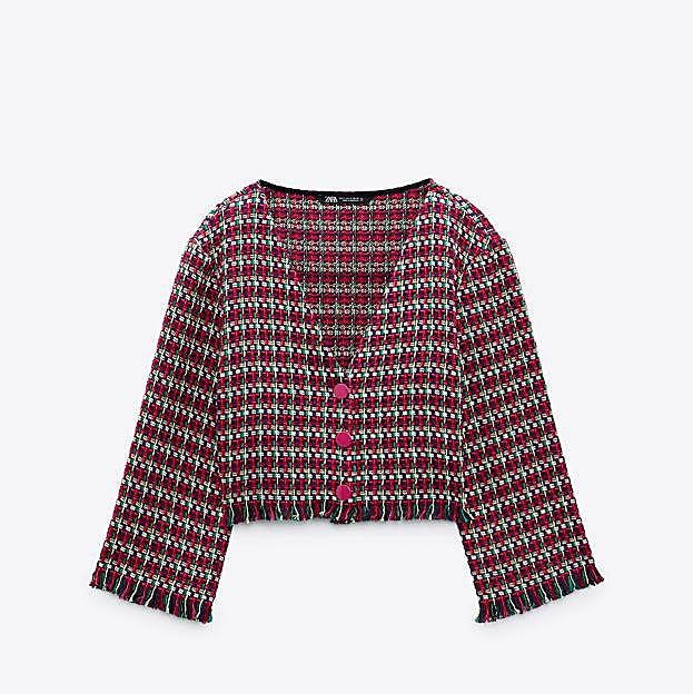 Imagen principal - Chaqueta desflecada en tonos rosas de Zara (25,99 euros). Chaqueta en color rojo con botones dorados de Zara (59,99 euros). Chaqueta corta de color negro de Zara 869,99 euros). 