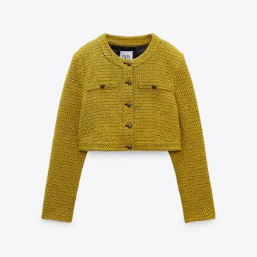 Imagen secundaria 1 - Chaqueta corta en color rosa (39,99 euros). Chaqueta en amarillo mostaza de Zara (39,99 euros. Chaqueta azul oscuro con bolsillos de Zara (59,99 euros)