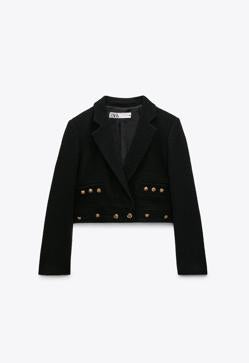 Imagen secundaria 2 - Chaqueta desflecada en tonos rosas de Zara (25,99 euros). Chaqueta en color rojo con botones dorados de Zara (59,99 euros). Chaqueta corta de color negro de Zara 869,99 euros). 