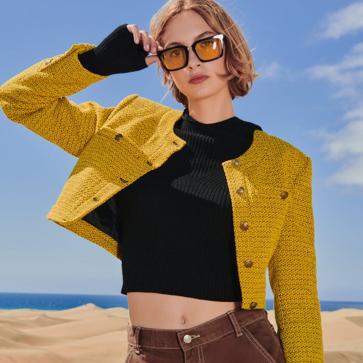 Imagen secundaria 1 - Chaqueta con estructura de la nueva colección de otoño de Zara. La de color rosa o la amarilla tienen un precio de 39,99 euros mientras que la azul con cinturón podrá ser tuya por 59,99 euros. 