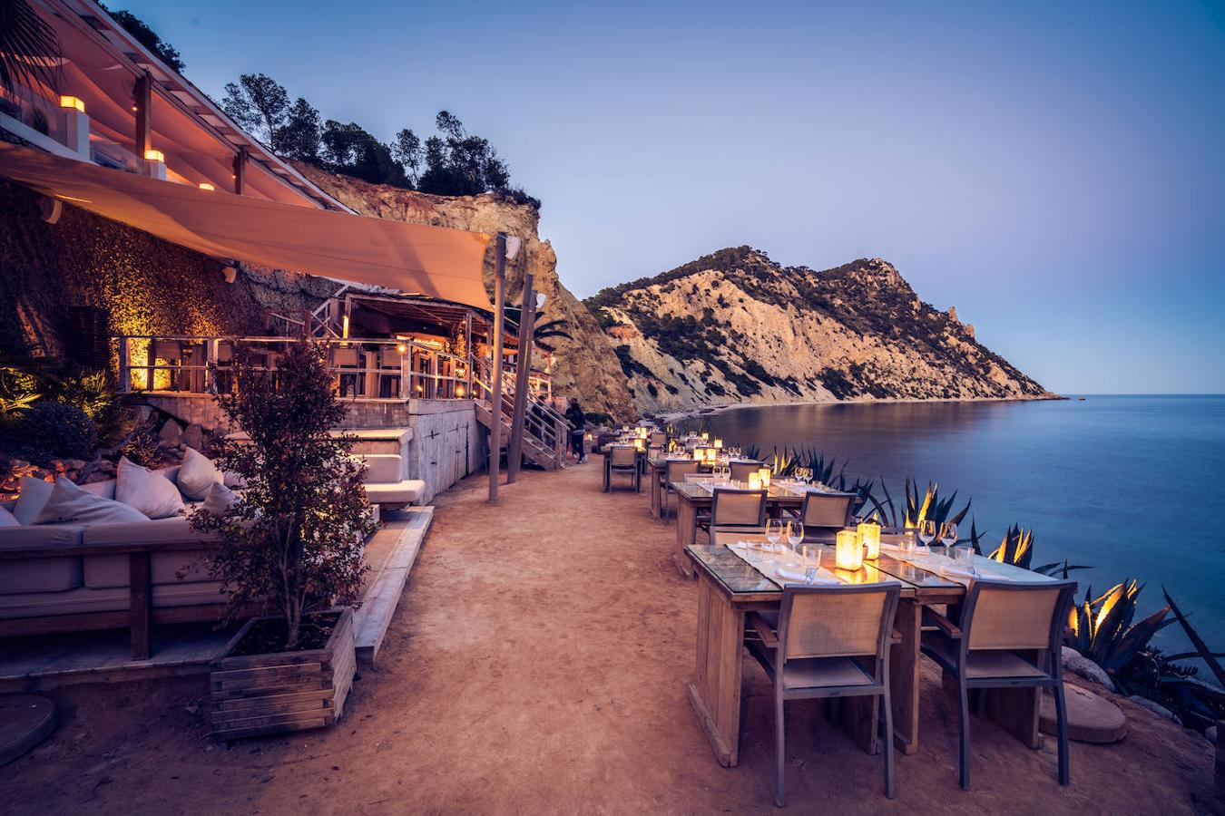 Abierto día y noche desde mayo de 2021, reza la web de este beach club asomado sobre un acantilado en la Cala Sol d'en Serra. Su saludable carta es un viaje por el tiempo y por el Mediterráneo: tradición y vanguardia de las gastronomías italiana y española conviven con sencillas recetas de vegetales de temporada, pescados frescos y carnes a la parrilla. (amanteibiza.com).