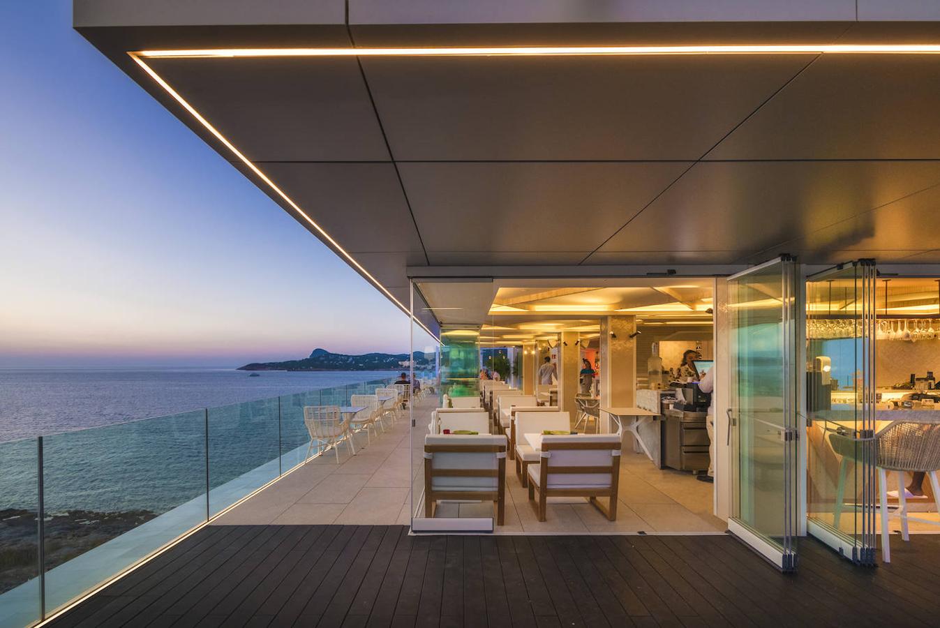 Con el recién obtenido certificado Cristal International Standards, este adults only se consolida como la perfecta escapada para resetear con infinity pool y coctelería en la azotea, música en vivo, tres restaurantes gastronómicos, un embarcadero propio y un club de playa.(amarehotels.com).