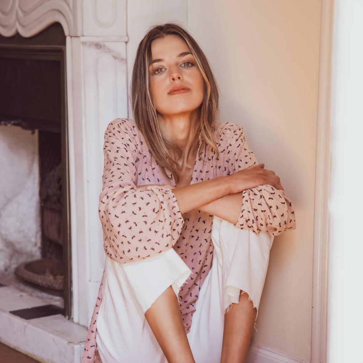 Pincha en la foto para ver las 10 tendencias que no pueden faltar en el armario de las influencers parisinas esta temporada