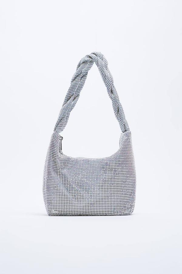 Bolso de hombro con cuerpo de tejido cubierto de brillos. 39,95 euros.