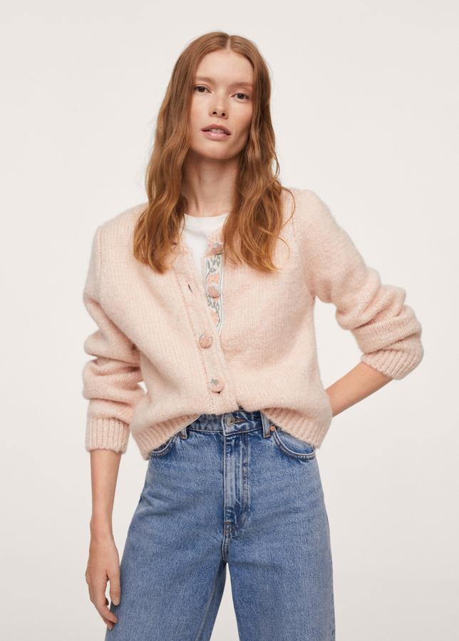 Mango es una de las tiendas donde se pueden encontrar chaquetas de punto un poquito más originales. Este diseño en rosa pastel con detalles estampados es una de las propuestas más bonitas de la temporada. Cárdigan de Mango (39,99 euros)
