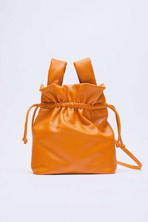 Bolso formato saca de piel con asas de mano y asa de hombro extraíble, en naranja. 59,95 euros.