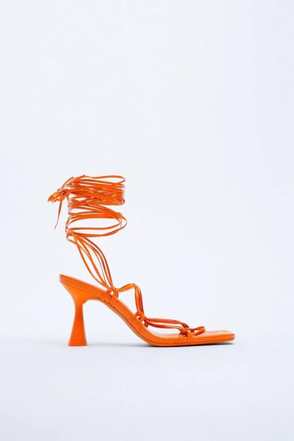 Sandalias de tacón de piel con tiras finas atadas, en naranja. 59,95 euros.