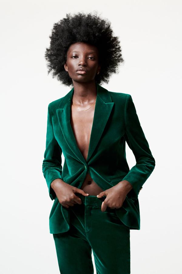 Los trajes de terciopelo reinciden como tendencia estrella de la temporada. Aunque el total look es una apuesta ganadora, el blazer es mucho más versátil. Americana de terciopelo verde de Zara (79,99 euros)