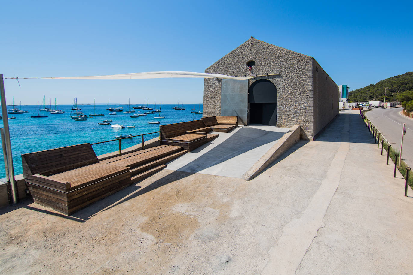 Este almacén de sal marina de 1941 es hoy la galería de arte más especial de Ibiza, gracias al empeño (y la colección personal) de Lio Malca. Este año, la exposición El bañista, del español Rafa Macarrón, puede visitarse hasta finales de octubre. (lanavesalinas.org).