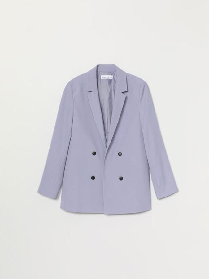 Disponible en azul claro, en negro o en beige, esta blazer con solapas y doble botonadura tiene un precio de 19,99 euros.