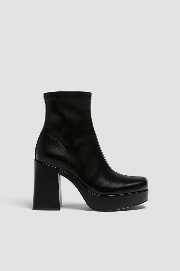 Con un tacón de 10 centímetros de altura y una plataforma de tres, este botín negro con punta cuadrada y cremallera lateral es de Pull & Bear y tiene un precio de 35,99 euros.