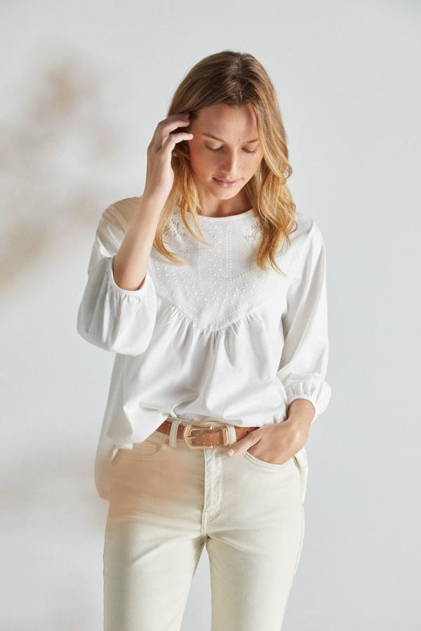 Esta camiseta tiene un canesú con estampado engomado que simula ser de encaje. Es de manga francesa, está confeccionada con algodón orgánico y cuesta 25,99 €.