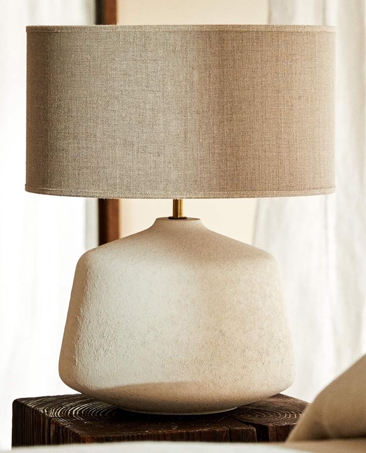 Esta lámpara de mesa con base de cerámica y pantalla en color natural tiene un precio de 89,99 euros.