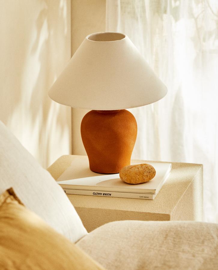 Con base de terracota, esta lámpara de mesa con pantalla de lino tiene un precio de 49,99 euros.