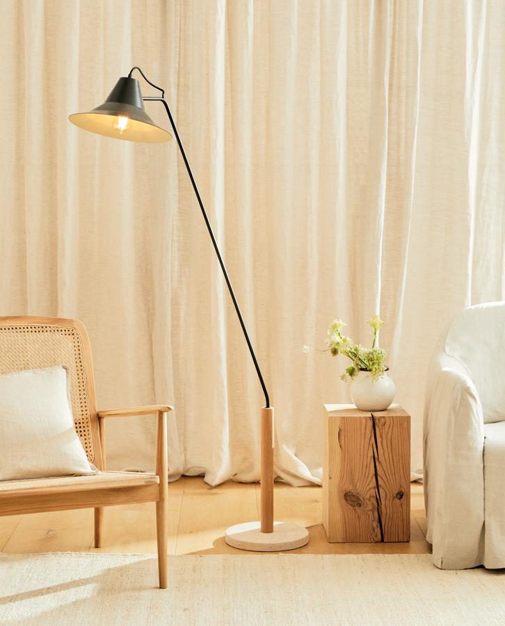 Con pie de madera y base de mármol, esta lámpara de pie de metal tiene un precio de 199 euros.