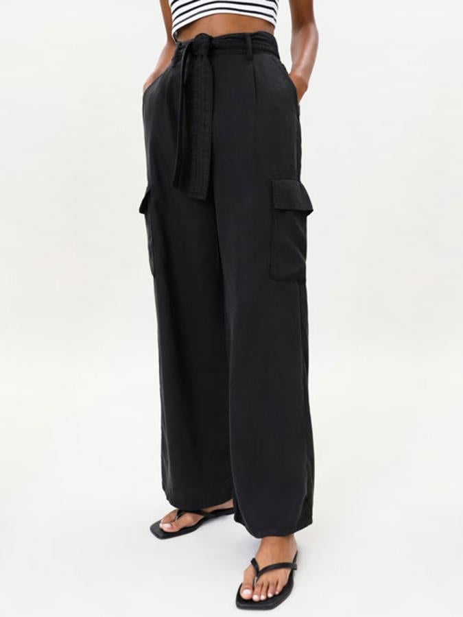 Disponible en negro o en caqui, este pantalón cargo fluido con cinturón del mismo tejido tiene un precio de 19,99 euros.