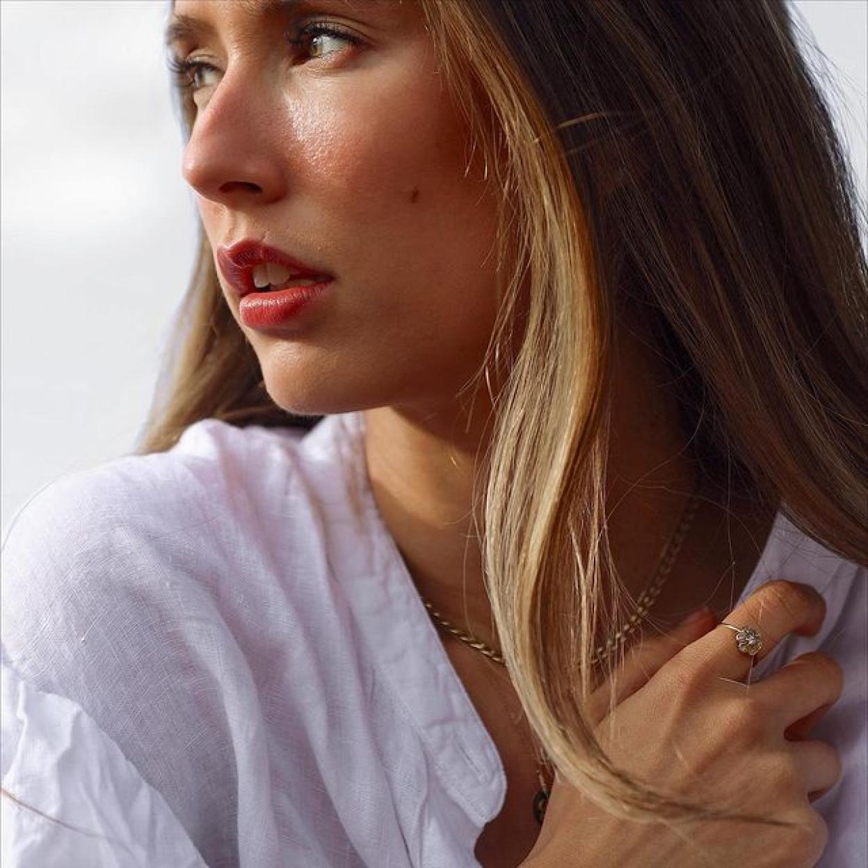 Pincha en la imagen para ver los mejores labiales nude para resaltar tu bronceado y conseguir un efecto maquillaje natural que sienta de maravilla.