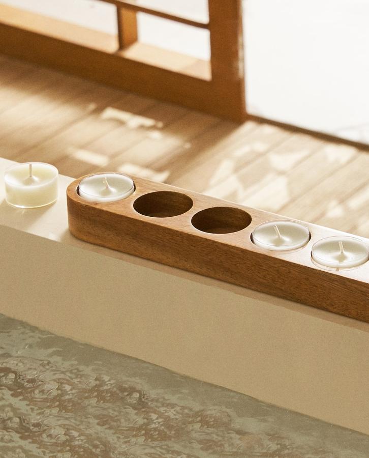 Portavelas alargada de madera para velas de té (17,99 euros).