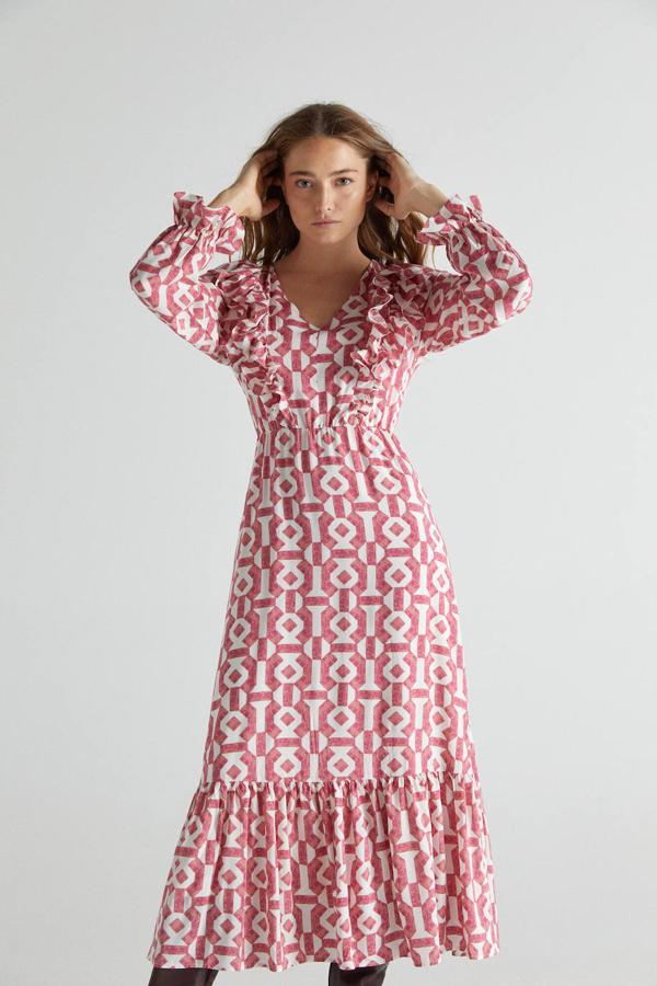 Este vestido largo estampado tiene el escote en forma de pico y un volante en el pecho. La manga es larga y acaba en un puño con volante. Tiene un precio de 79,99 €.