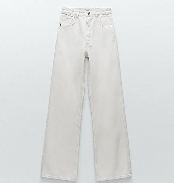 Jeans wide leg con tiro alto en crudo, de Zara. 29,95 euros