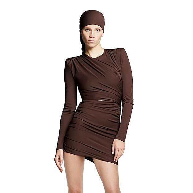 Imagen principal - El marrón es el tono más buscado de la temporada y se lleva sobre todo tipo de prendas. Vestido corto drapeado de Zara (39,99 euros). Polo de punto de Zara (12,99 euros). Vestido midi de cuello alto de Zara (25,99 euros)